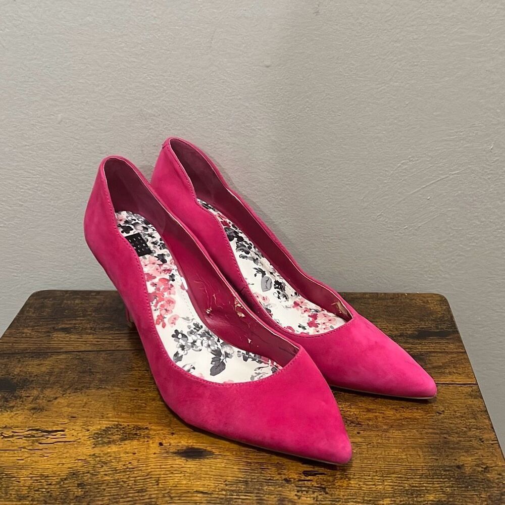 White House Black Market fusion suede scalloped pumps. Size 9
